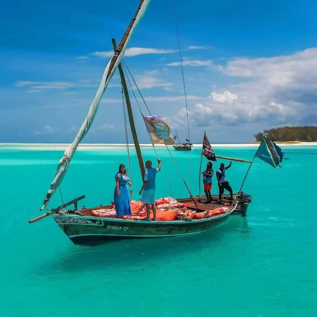 Dhow tradizionale nelle acque turchesi di Zanzibar